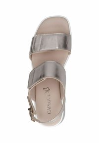 Sandal in oro metallizzato con due ampie cinghie texturizzate. Presenta una leggera soletta imbottita e una suola in gomma bianca. Fibbia regolabile alla caviglia.