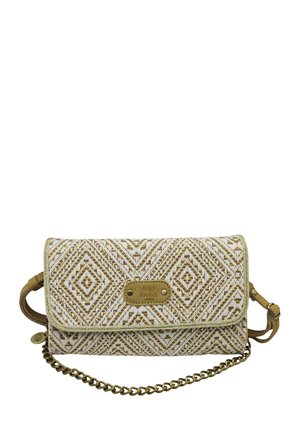 Pochette tissée rectangulaire blanche et dorée avec motif géométrique en losange, bandoulière chaîne dorée et petite plaque de marque sur le rabat avant.