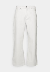 Pantalones de mezclilla blancos con un corte holgado, que cuentan con bolsillos frontales, cierre de botón y un bolsillo lateral de parche, de textura suave.