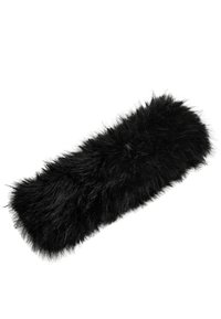 Čierny doplnok z umelého kožušiny, predĺžený tvar, mäkká textúra, nadýchaný vzhľad so nerovnými prameňmi a zaoblenými koncami; vhodný na módne použitie.