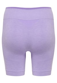 Shorts viola senza cuciture con una texture liscia, caratterizzati da una vita alta e dettagli orizzontali a costine sottili vicino all'orlo.