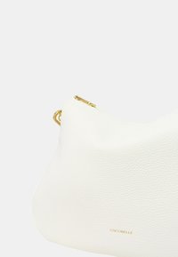 Borsa a mano in pelle bianca con una finitura testurizzata, dotata di una cerniera in metallo dorato e di un sottile logo del marchio impresso sul davanti.