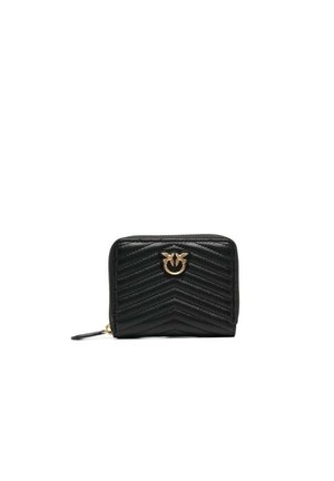 Portafoglio in pelle nera con motivo a zigzag, hardware dorato e logo decorativo sul fronte. Compatto con chiusura a zip.