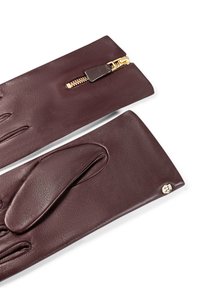 Burgunderfarbene Lederhandschuhe verfügen über einen Reißverschluss, eine glatte Oberfläche und ein elegantes Design mit einem Akzentlogo am Handgelenk.