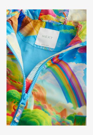 Színes, mintás zipzáros dzseki, kék alappal, szivárványos és tájképi mintákkal. A bélésbe varrt címke szerint: "NEXT", Mianmarban készült.