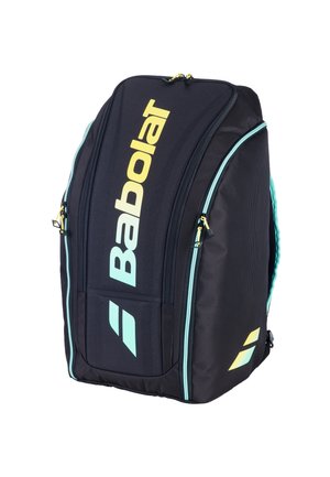 Schwarzer und türkisfarbener Babolat-Sport-Rucksack mit gelbem Logo, mehreren Reißverschlussfächern und gepolstertem Tragegriff auf weißem Hintergrund.
