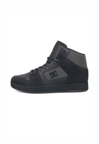 Czarne sneakersy za kostkę, wykonane z połączenia zamszu i materiałów syntetycznych, z wyściełanym kołnierzem i gumową podeszwą. Logo DC z boku.