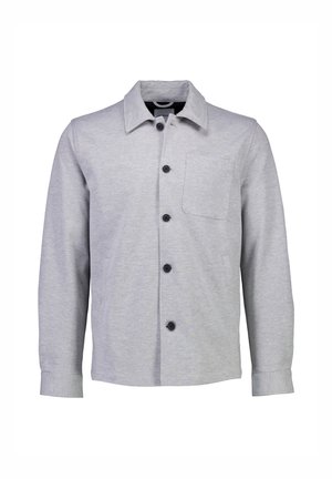 Grijze button-up jas gemaakt van zachte stof. Beschikt over een puntige kraag, lange mouwen, een voorkantzak en zwarte knopen.