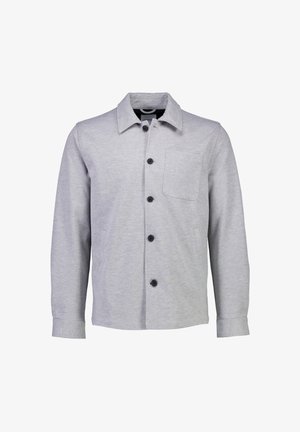 Grijze button-up jas gemaakt van zachte stof. Beschikt over een puntige kraag, lange mouwen, een voorkantzak en zwarte knopen.