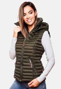 Gilet rembourré à capuche de couleur vert olive, avec fermeture éclair, poches latérales et un design matelassé. Présente des accents de fermeture éclair contrastants. Tissu léger.