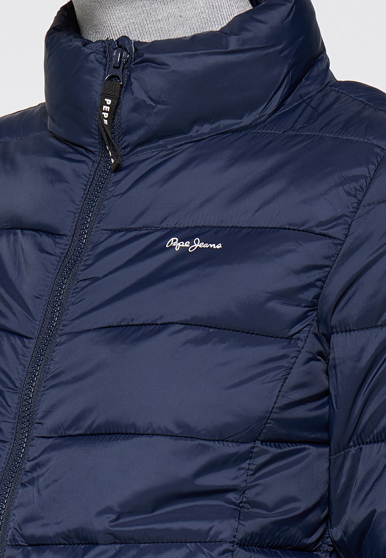 Navyblaue gepolsterte Jacke mit hohem Kragen, Frontreißverschluss und gesticktem "Pepe Jeans"-Logo auf der Brust.