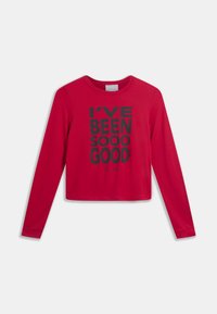 Piros hosszú ujjú, rövidített felső puha anyagból, nagy fekete felirattal az elején: "I'VE BEEN SOOO GOOD". Egyszerű, kerek nyakkivágás.