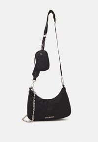 Bolso de hombro negro de Steve Madden con un pequeño bolso extraíble y acento de cadena plateada sobre fondo blanco.