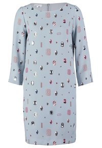 Jasnoniebieska sukienka z geometrycznymi wzorami w różnych kolorach, z rękawami 3/4 i okrągłym dekoltem. Gładka tekstura tkaniny.