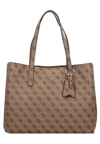 Sac fourre-tout marron Guess avec motif monogramme, doubles bretelles d'épaule, et une étiquette suspendue attachée à une sangle.