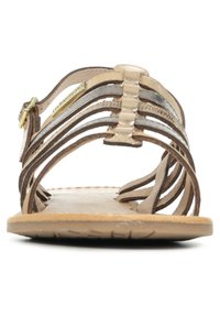 Sandali con cinturini caratterizzati da una tomaia beige con accenti metallici, una suola piatta e una soletta testurizzata per una migliore aderenza. Il design aperto consente il passaggio dell'aria.