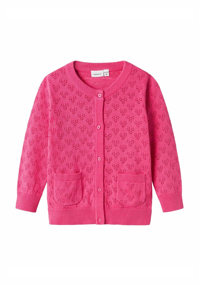 Rozā adīts kardigans ar sirds rakstu, apaļu kakla izgriezumu, pogu aizdari, ribotām piedurknēm un divām priekšējām kabatām.