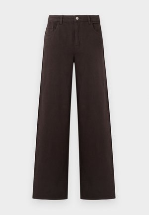 Wijde broek in donkergemeen katoen. Voorzien van een knoopsluiting en voorzakken, met een gladde textuur en strakke lijnen.