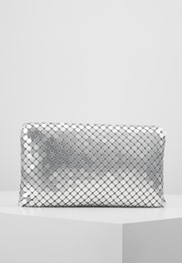 Silberne Clutch-Tasche mit einem hexagonalen Metallnetzdesign. Ansprechende glatte Textur mit rechteckiger Form, ideal für den Abendgebrauch.