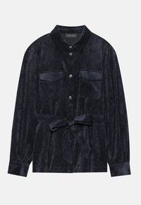Srajca-jaket iz modrega žameta z ovratnikom, zapenjanjem spredaj, dvema žepoma na prsih in pasom. Mehka tekstura z rahlim sijajem.
