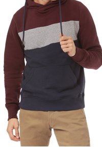 Sudadera con capucha con franjas horizontales en color burdeos, gris y azul marino, bolsillo canguro en la parte frontal y cordones con puntas de metal. Material de mezcla de algodón.