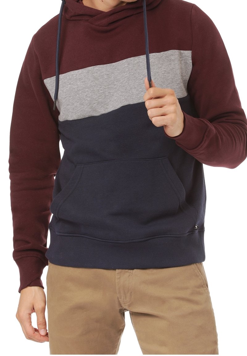 Sudadera con capucha con franjas horizontales en color burdeos, gris y azul marino, bolsillo canguro en la parte frontal y cordones con puntas de metal. Material de mezcla de algodón.