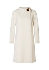 Cremefarbenes Kleid mit hohem Kragen, langen Ärmeln und Schlitzmanschetten. Verfügt über einen gebundenen Kragen und ein dekoratives goldfarbenes Detail.