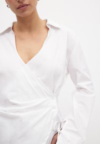 NA-KD WRAP - Hemdbluse - white