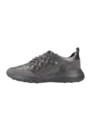 Chaussure de sport pour homme en cuir gris foncé avec un motif matelassé, des accents en daim texturé et une semelle en caoutchouc pour l'adhérence.