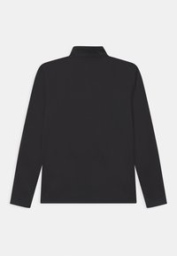 Polo a maniche lunghe nero con colletto alto, caratterizzato da una texture liscia e senza motivi o accenti visibili sul retro.