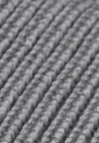 Teksturowana szara tkanina z wypukłymi liniami, z gęsto tkanym wzorem. Powierzchnia wydaje się gładka i trwała, odpowiednia do tapicerki.