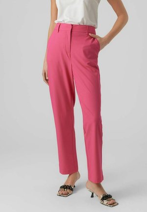 Pantaloni su misura rosa con vestibilità dritta, dotati di vita alta, tasche laterali e una texture di tessuto liscia. Indossati con tacchi aperti.