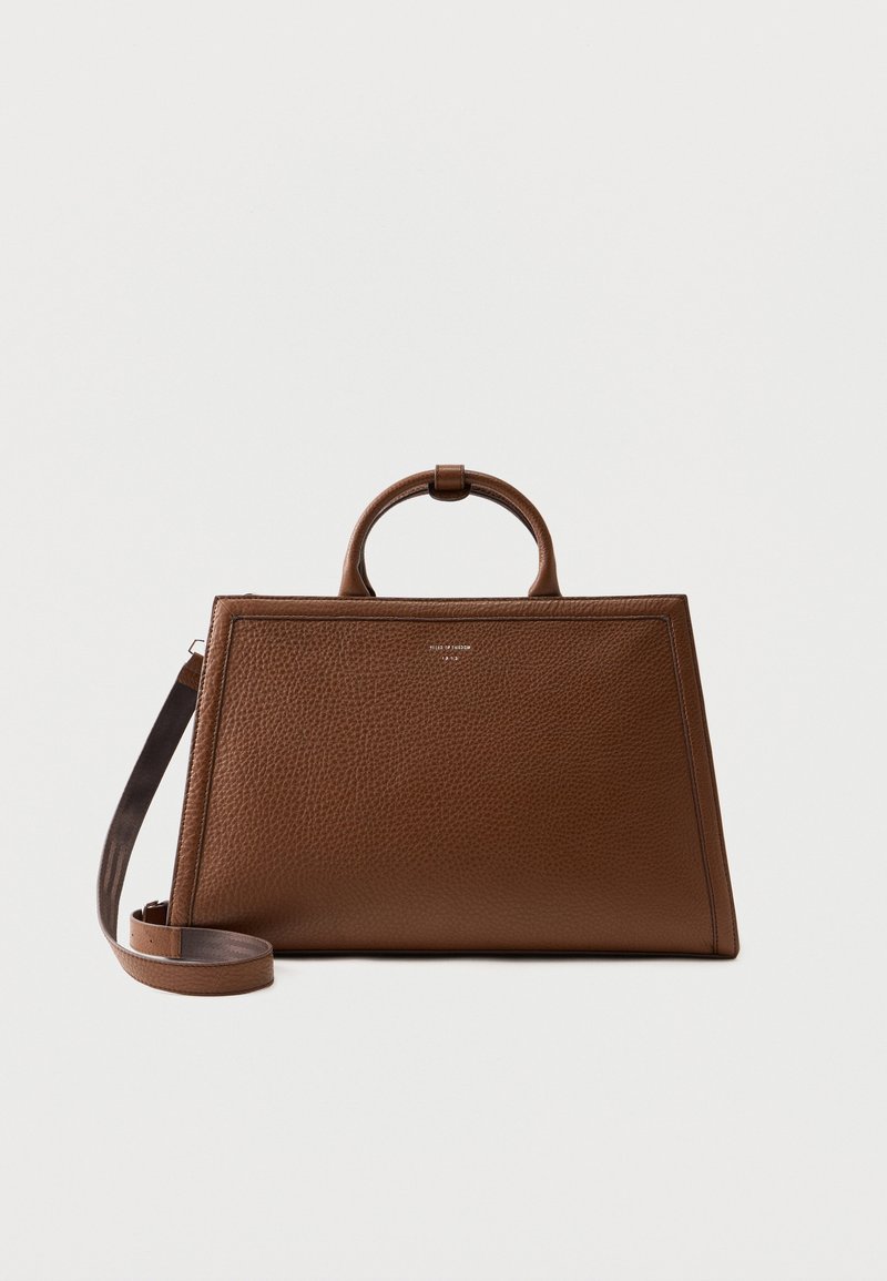 Καφέ δερμάτινη τσάντα με υφή, διαθέτει χειρολαβή στο πάνω μέρος και αποσπώμενο λουράκι ώμου, σε απλό φωτεινό φόντο.