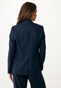 Marinblå skräddarsydd blazer i ett texturerat tyg, med en enda slits, notchad krage och tvåknapps manschetter.