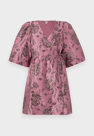 Rochie florală roz cu un design înfășurat, mâneci scurte tip puff și un material texturat cu accente metalice. Detaliu la talie cu pliuri.
