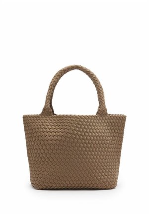 Sac fourre-tout en cuir tressé marron avec deux poignées et une base rectangulaire présenté sur fond blanc.