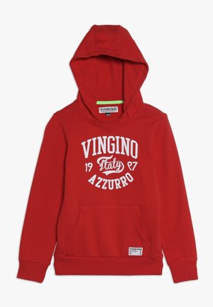 Czerwona bluza z kapturem i kieszenią z przodu, biały napis "VINGINO Italy 1987 AZZURRO", ściągacze przy mankietach i u dołu, przedstawiona na białym tle.