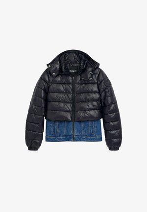 Zwarte pufferjack met een rits aan de voorkant, capuchon en een denim onderkant. Heeft een doorgestikt textuur en contrasterende blauwe denim stof.
