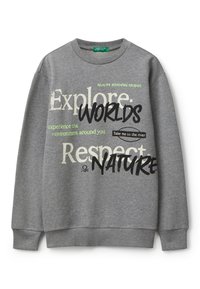 Felpa grigia con polsini e orlo a costine, con testo: "Esplora mondi", "Rispetta la natura" e "Portami al fiume" in vari caratteri e colori.