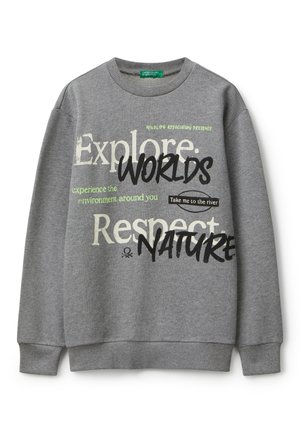 Sudadera gris con puños y dobladillo acanalados, que presenta el texto: "Explora mundos", "Respeta la naturaleza" y "Llévame al río" en diferentes tipos de letra y colores.