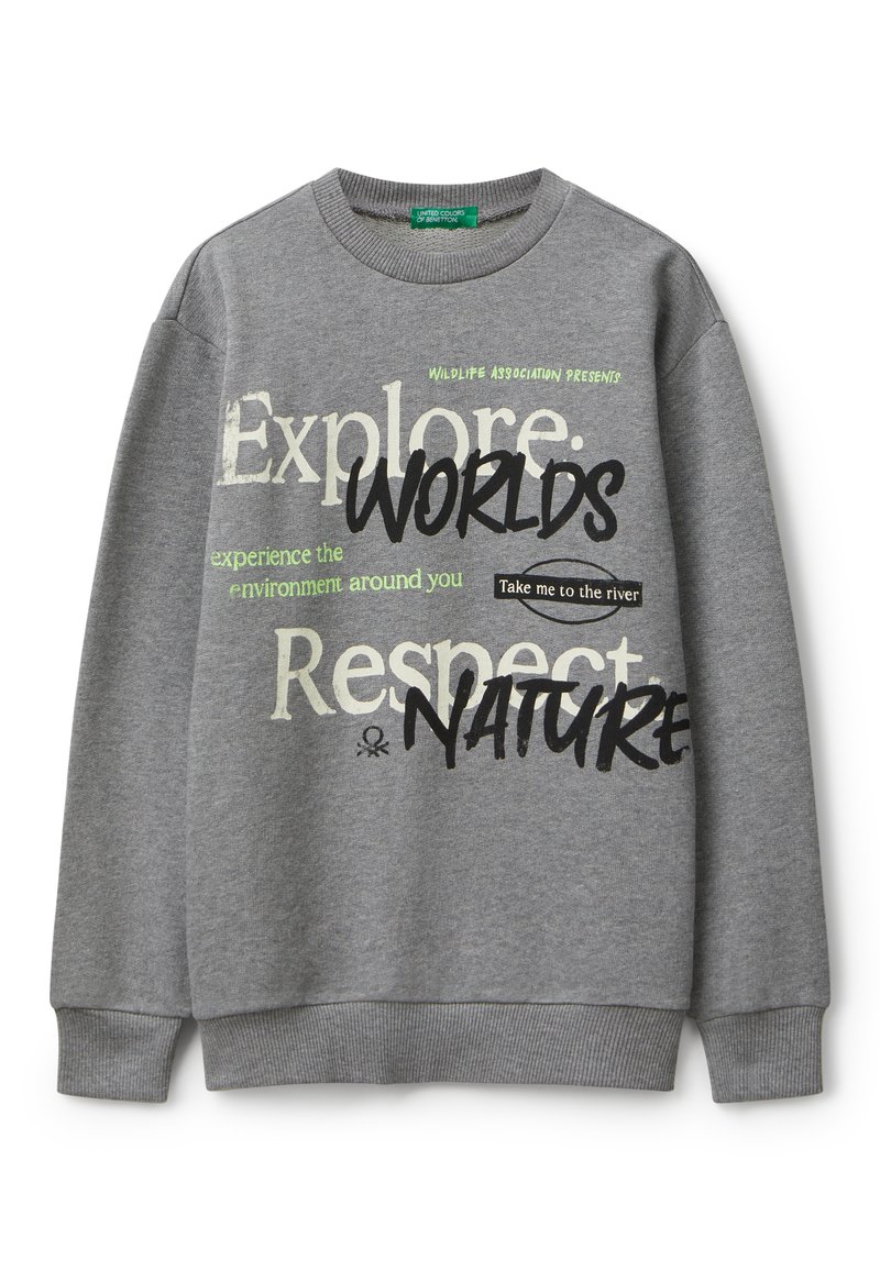 Felpa grigia con polsini e orlo a costine, con testo: "Esplora mondi", "Rispetta la natura" e "Portami al fiume" in vari caratteri e colori.
