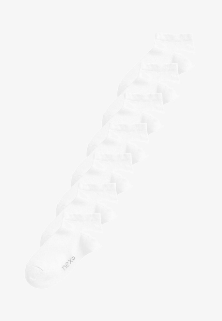 Weisse Knöchelstrümpfe aus einem weichen, glatten Stoff. Jedes Paar hat einen gerippten Bund und zeigt das in Grau gestickte Logo der Marke.