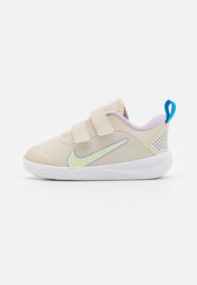 Nike Performance OMNI MULTI COURT UNISEX - Scarpe da corsa su strada - light orewood brown/barely volt/lilac bloom/light photo blue