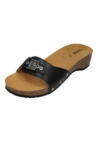 Sandalo con zeppa in pelle nera e soletta in sughero. Caratterizzato da una fascia larga con una fibbia metallica e borchie decorative in metallo ai lati.