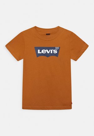 Brązowy T-shirt z krótkim rękawem i okrągłym dekoltem, z dużym białym logo Levi's na niebieskim tle na wysokości klatki piersiowej.