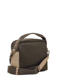 Borsa in pelle marrone con una finitura beige. Presenta una maniglia superiore, una tracolla regolabile e una chiusura zip. Forma rettangolare compatta.