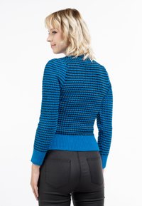 Pulover cu model albastru și negru, cu tiv și manșete ribbete, având un design texturat din tricot, siluetă ajustată și mâneci lungi.