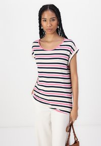 Stripet t-skjorte med rund hals, med svarte, rosa og beige striper. Korte oppbrettede ermer og en avslappet passform. Stoffet er lett.