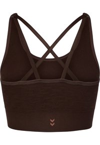 Bruine sportbh met X-back ontwerp, gemaakt van gestructureerd materiaal, met een brede band en subtiele chevronaccent in een donkerder bruine tint.