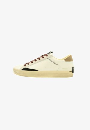 Sneakers bianchi con lacci marroni, dettagli neri e un tallone in suede beige. Presentano una suola testurizzata e cuciture a contrasto sui lati.